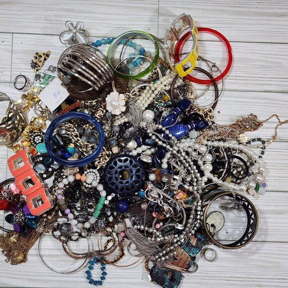 5.44 Pounds Mostly Wearable Bulk Jewelry Necklaces Bracelets Rings Some Signed - Picture 6 of 9